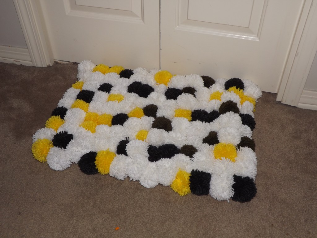 DIY Pom Pom&nbsp;Rug
