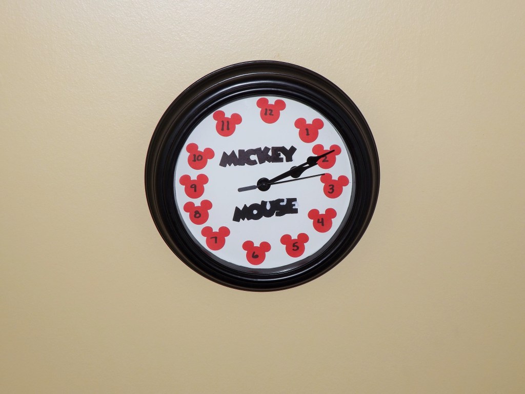 DIY Mickey Mouse&nbsp;Clock
