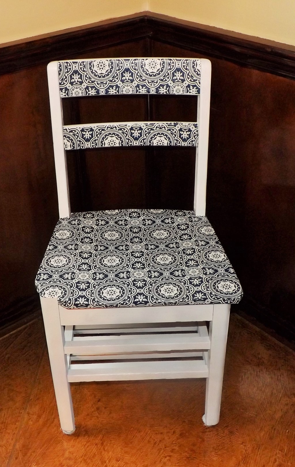 Customize Chair with Mod&nbsp;Podge